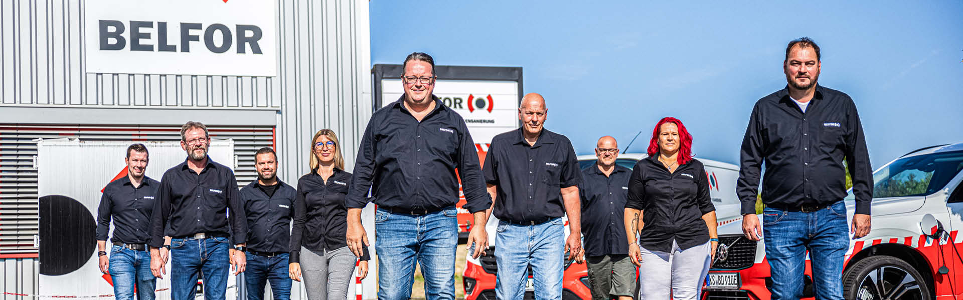 Team gående i sorte skjorter
